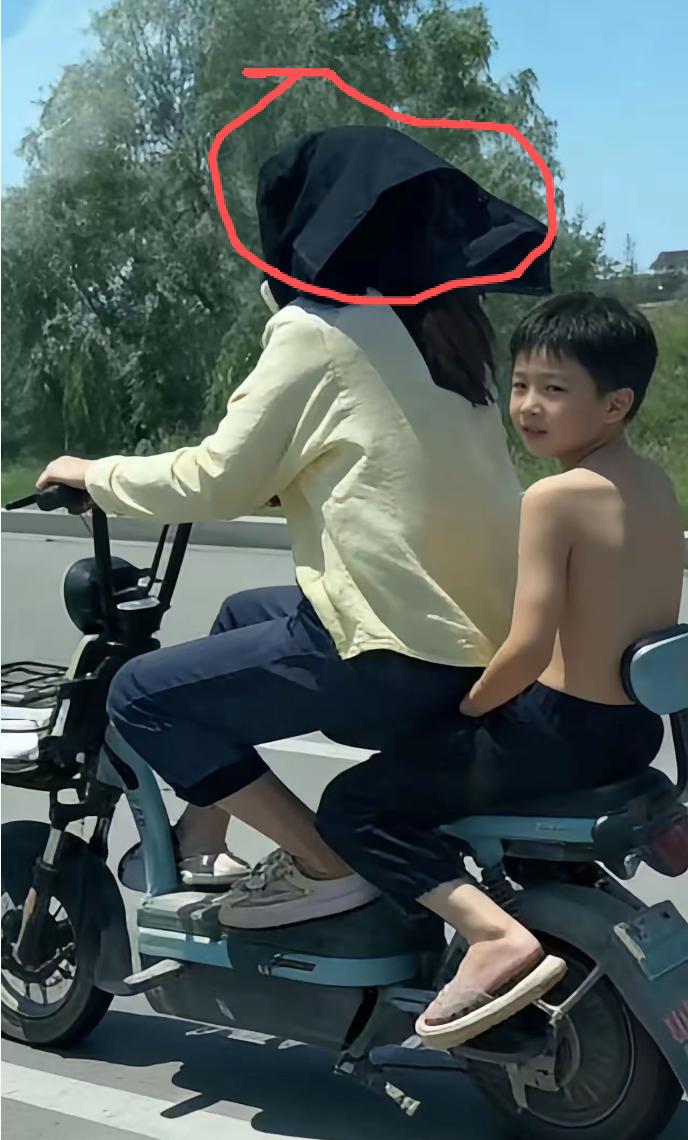 孩子，不要有任何怀疑，她就是你妈妈，你亲妈！这是某位网友在路上拍到的照片，天气炎
