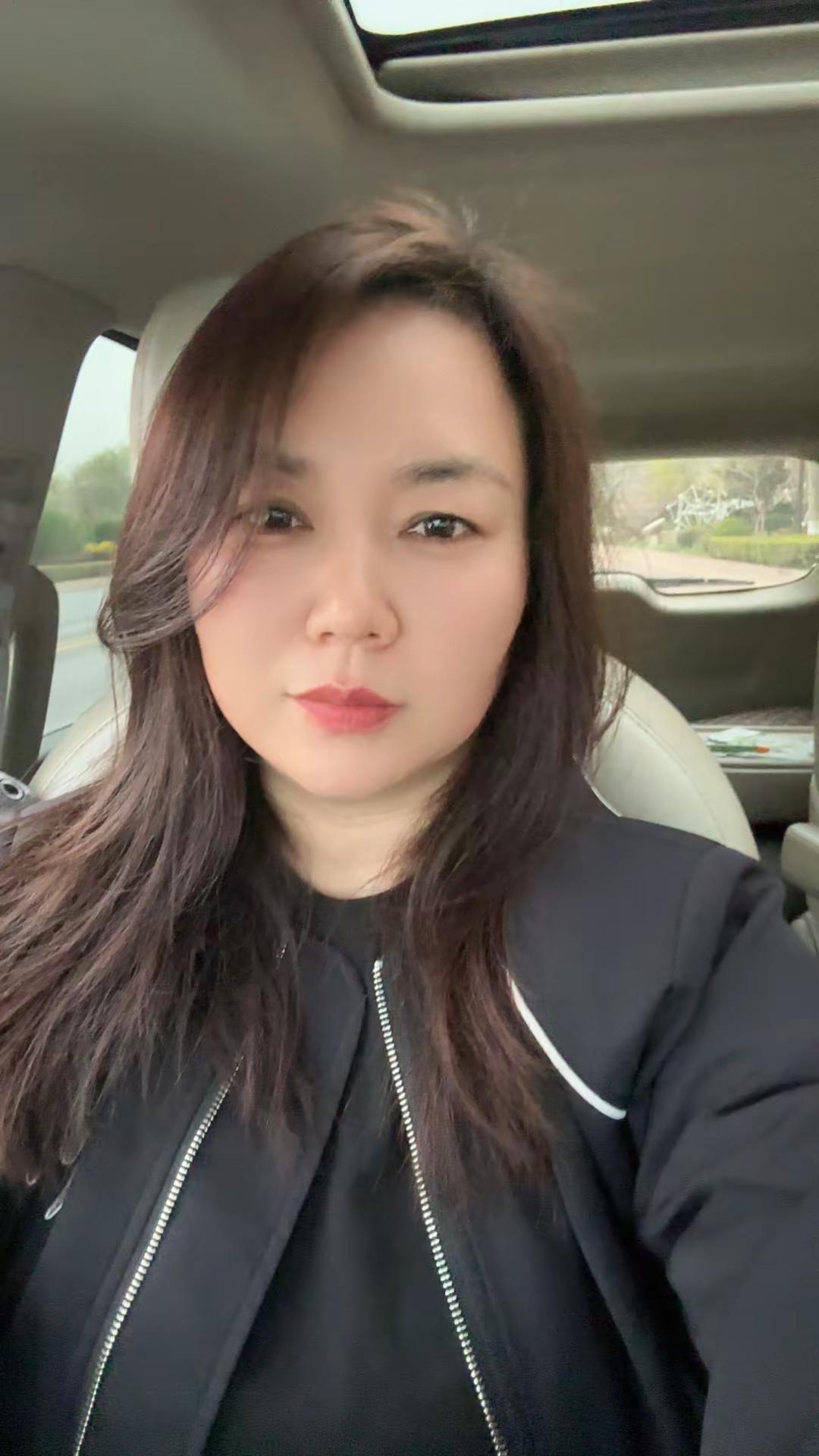 到一定的年纪，迷人的不再是脸，而是骨子里的气质，经历岁月沉淀后的灵魂，还有对生活