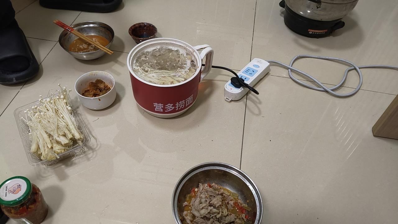 今天我们奢侈了一回。
下午替室友干了两趟活儿，室友去超市采购了些东西。我俩在值班