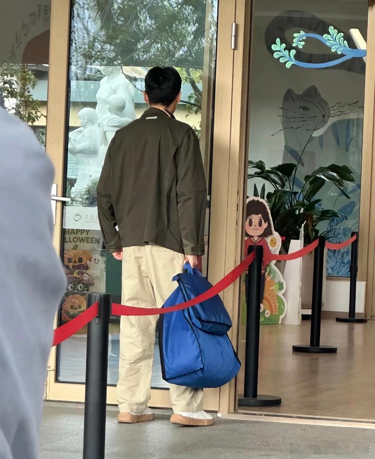 胡歌接女儿放学胡歌幼儿园接女儿放学 胡歌接女儿放学，小茉莉上幼儿园了 ​​​