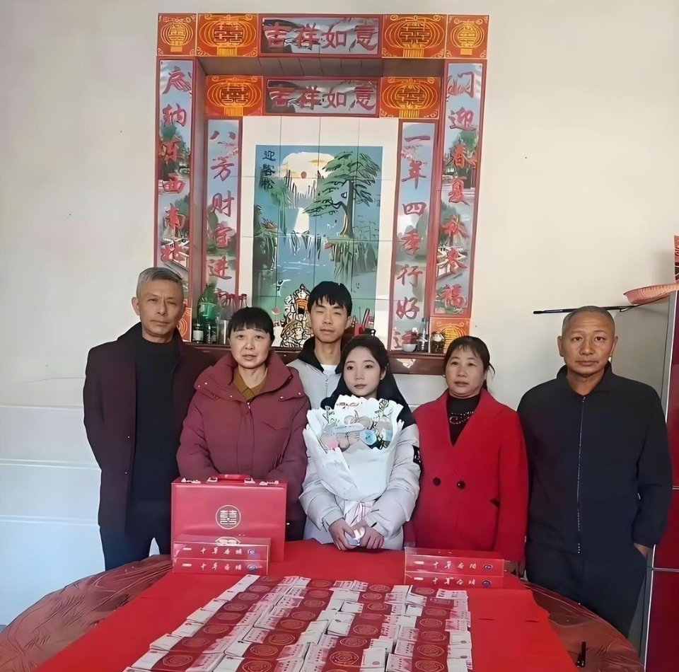 这婚订‏的，愣是‏没一个人‏‎脸上带笑。‎‎ 
