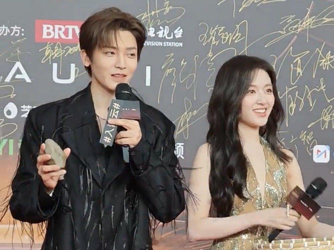 懂事的导演请给侯明昊李兰迪递本子 哇哇哇哇，李兰迪和侯明昊在微博视界大会一起走红