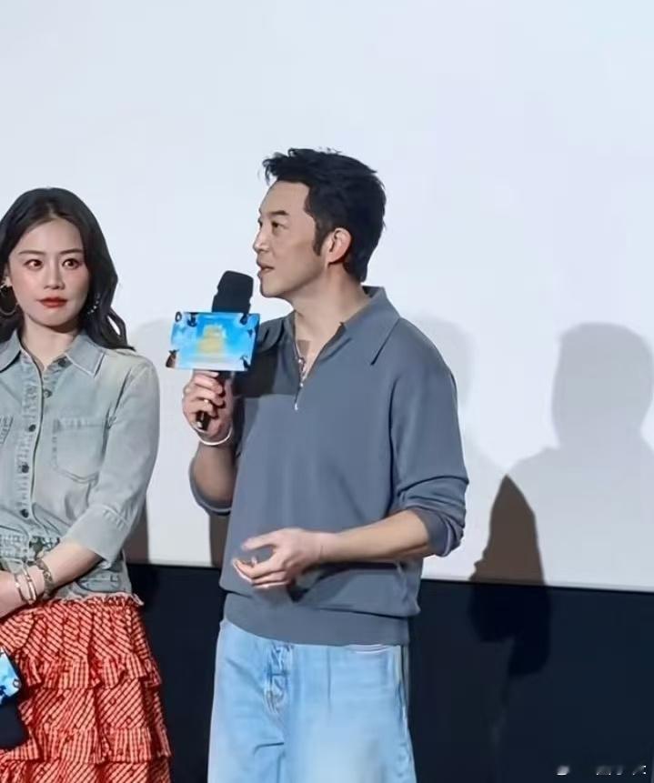 沙溢瘦得都认不出来了印象里沙溢真的很少见这么清瘦的样子，以前有点肉肉的时候，眉眼