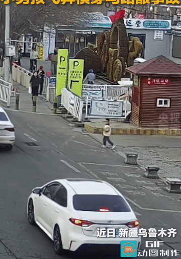 惊魂瞬间！司机这一躲，救了两个家，到底该谁担责？
 
近日乌鲁木齐街头这一幕，看