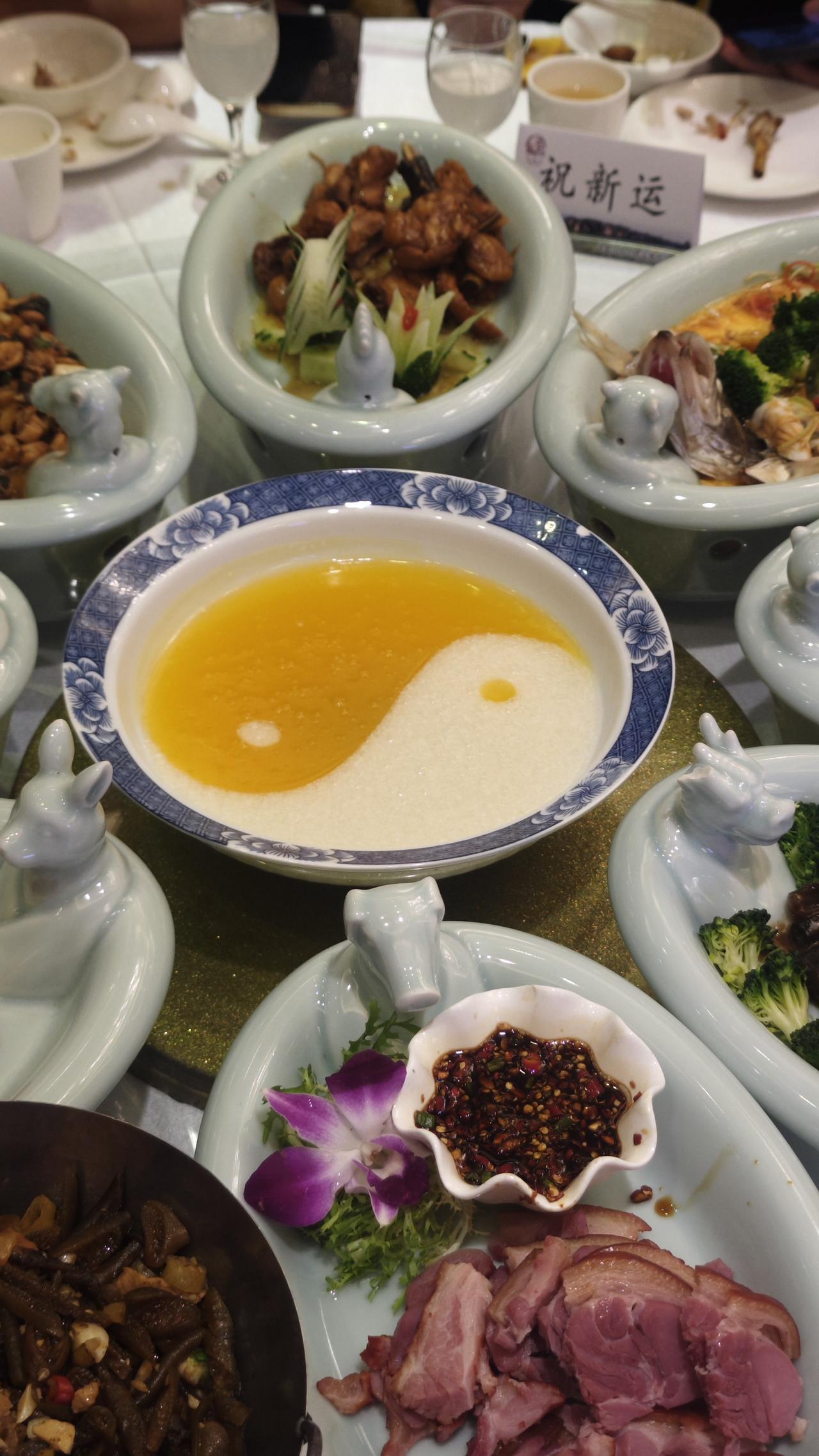 龙虎山下，赴一席八卦乾坤宴🌿太极居中，八卦环绕，食合五行，味见天地。
第一次吃