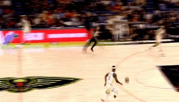 库里铁成那样，巴特勒还喂饼？

2打0空篮，他偏把锅甩给手感最凉的兄弟。

这一