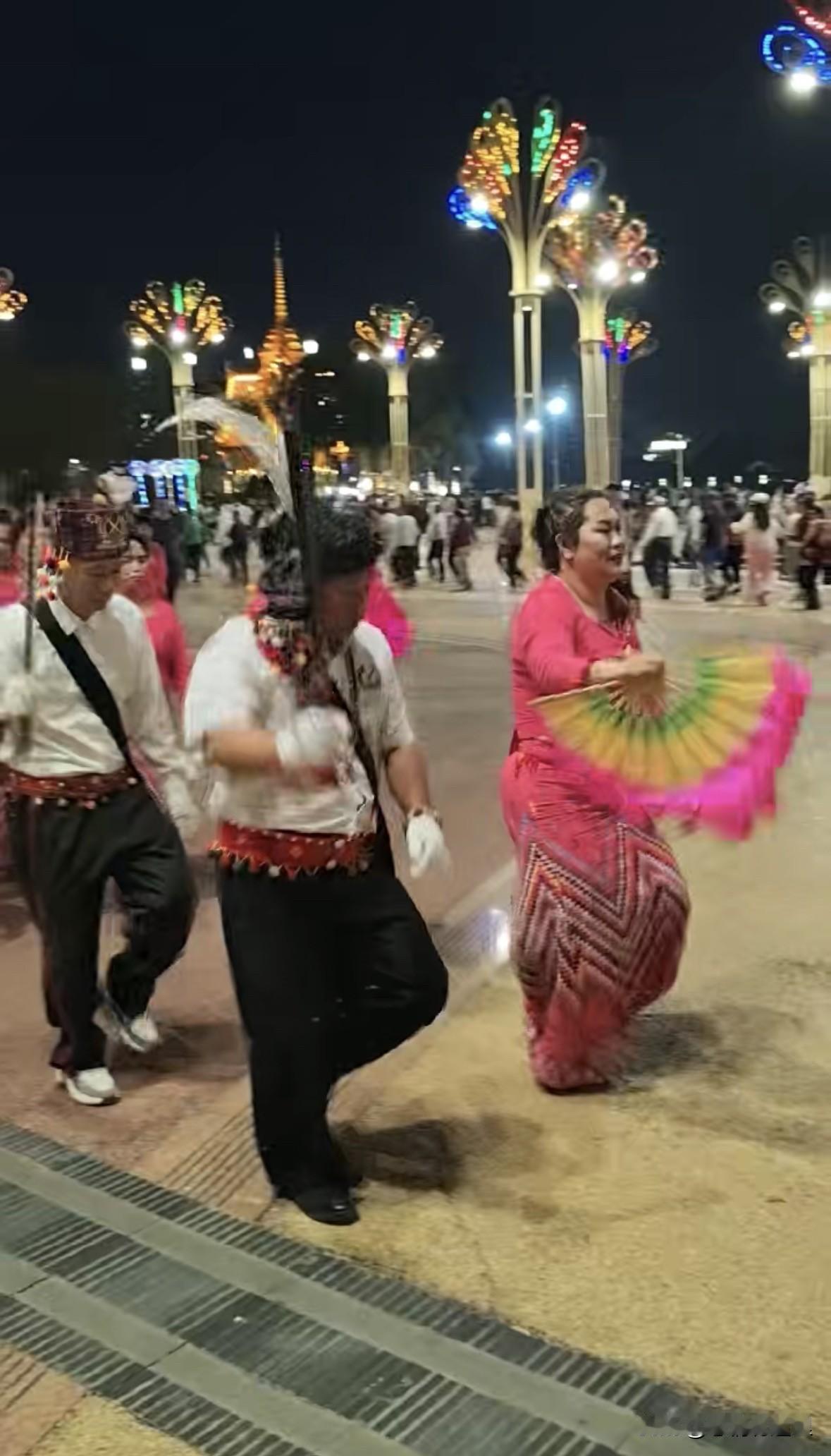 到瑞丽旅游，听说晚上一个叫弄莫湖公园的地方很热闹，有傣族、景颇族、汉族人聚集在那