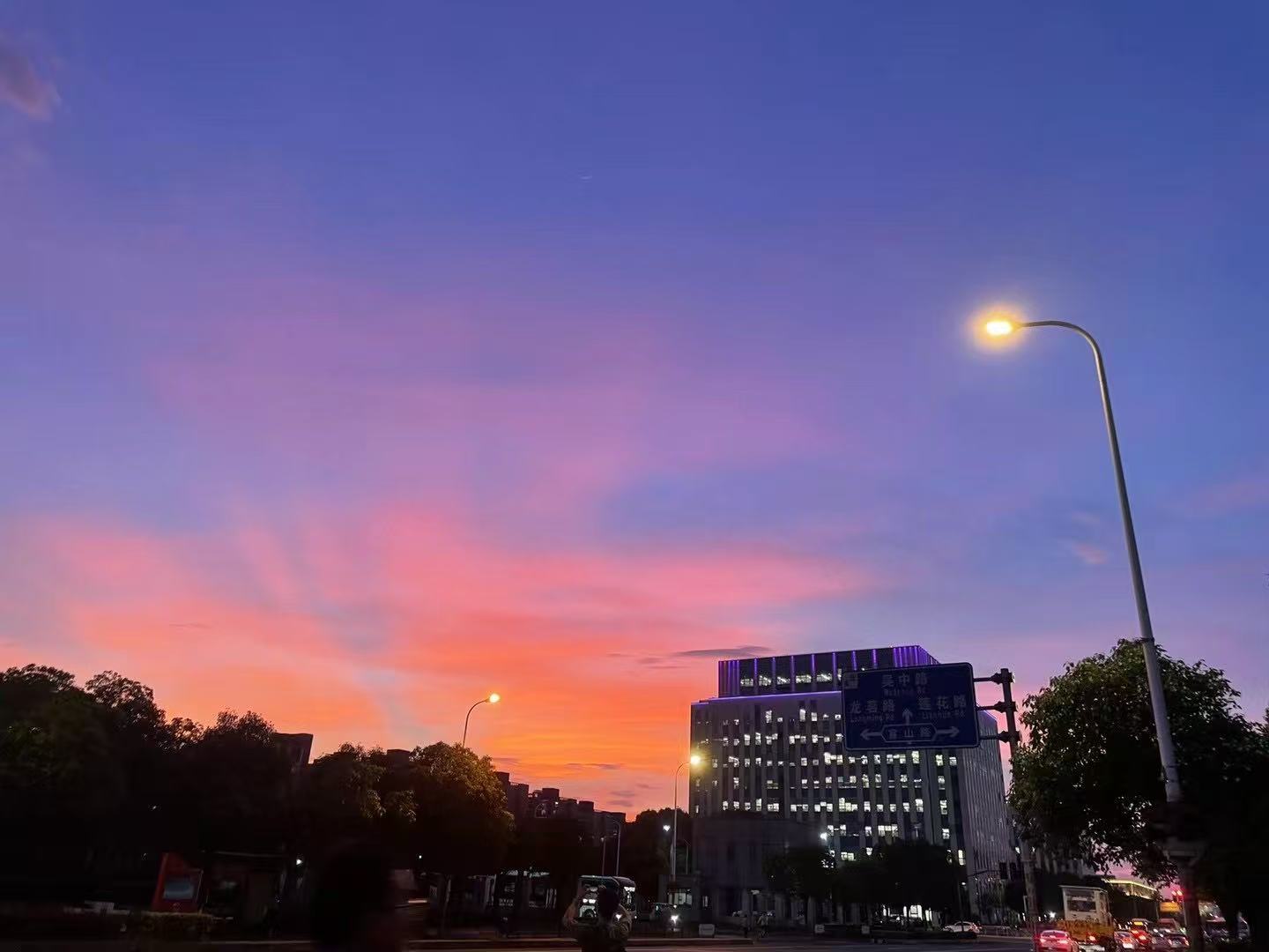 今天全世界的天空都这么美