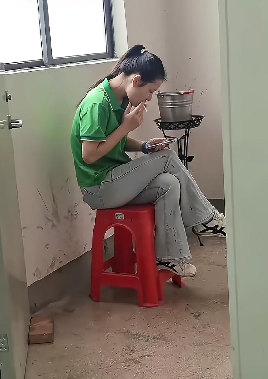男生一般不喜欢抽烟的女生