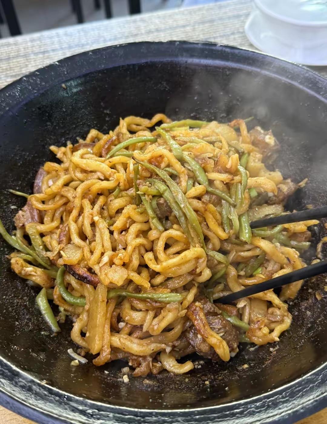 铁锅焖面，我们这儿做的有铁锅豆角瘦肉焖面，铁锅豆角排骨焖面，真的非常好吃！[灵光