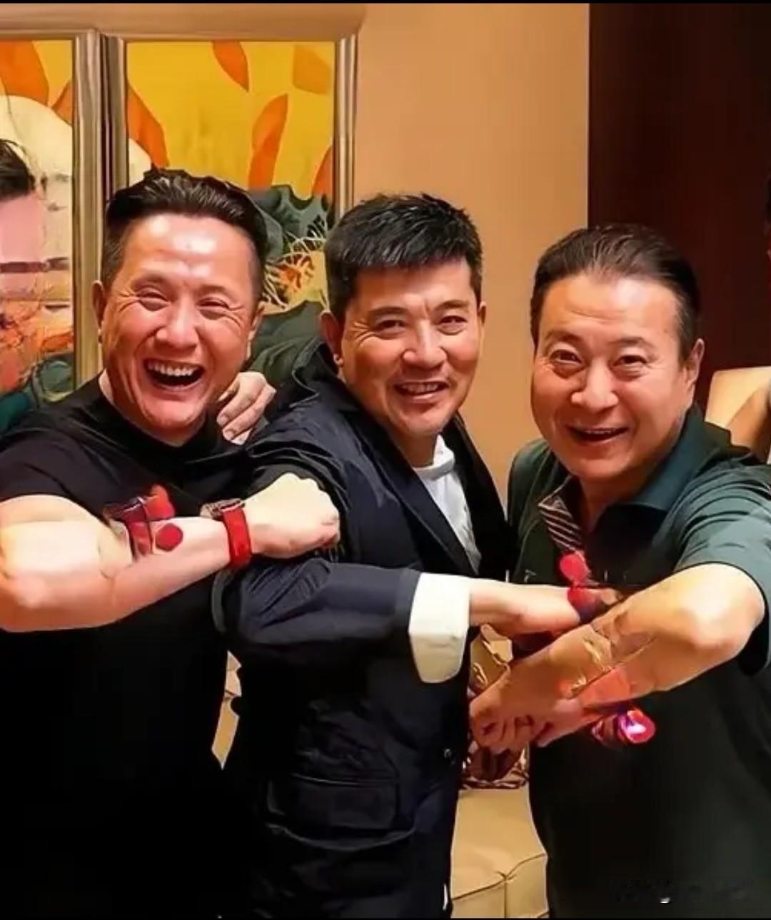 仔细看这喜笑颜开的3张脸。左边是老戏骨张志坚，中间是脸庞英俊的孙淳，而右边的是谁