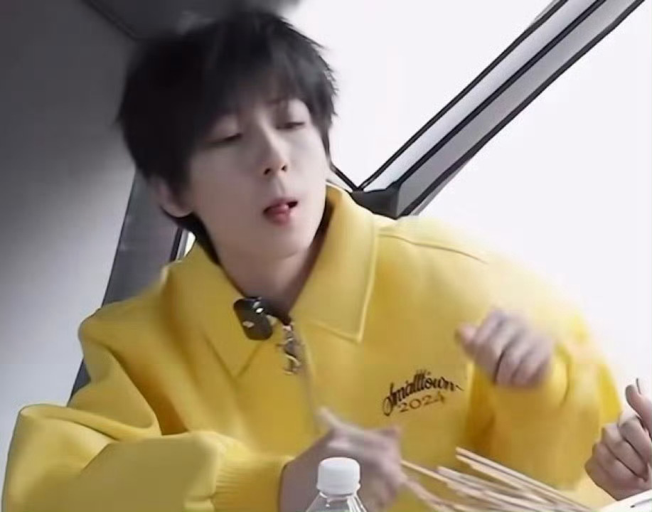杨博文中世纪王子风  身姿优越，小脸长腿尽显王子气质 