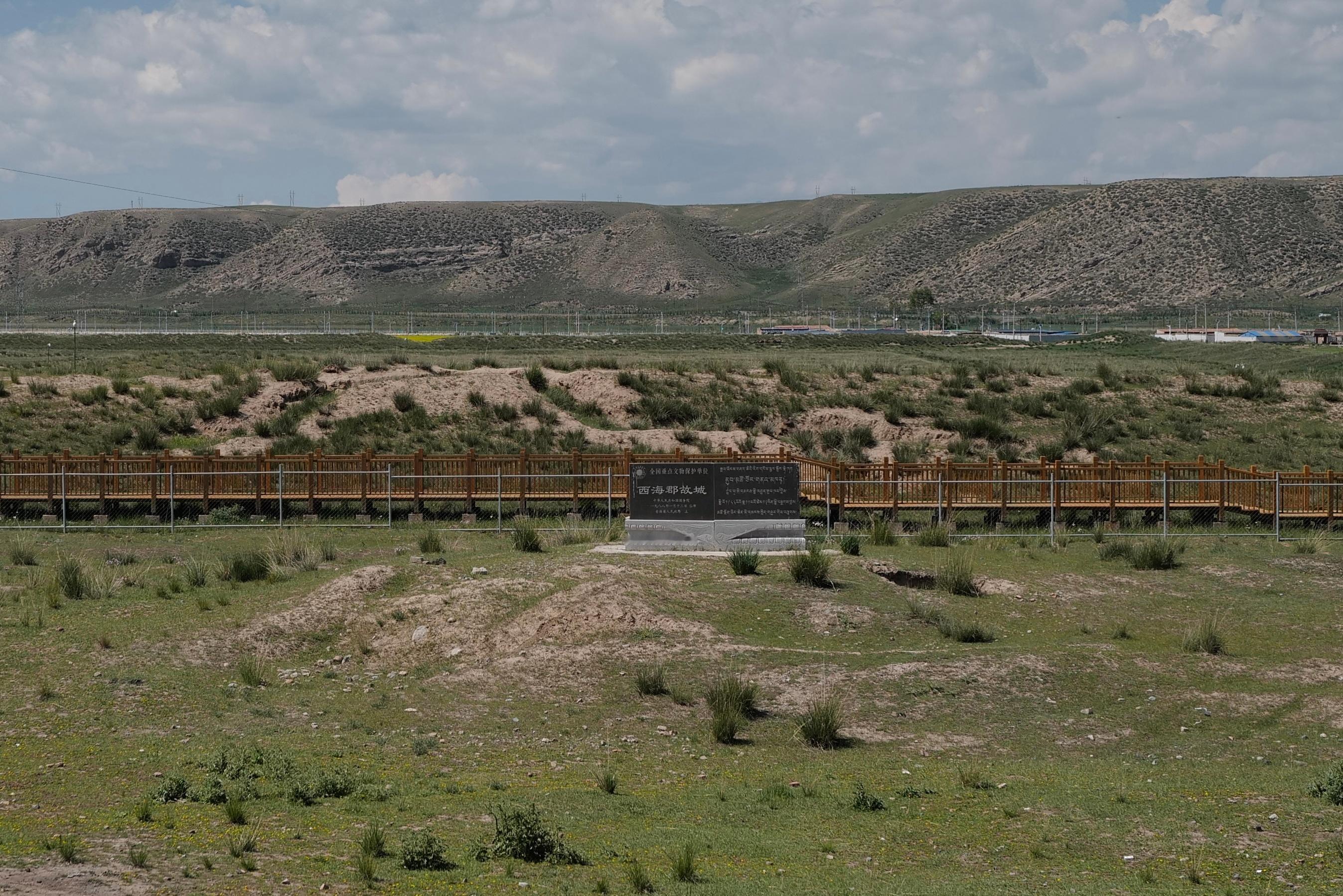 海晏西海郡故城遗址，汉时垒筑的墙，经年被吹拂着，渐渐成为草原趋于平缓的脉搏。 ​