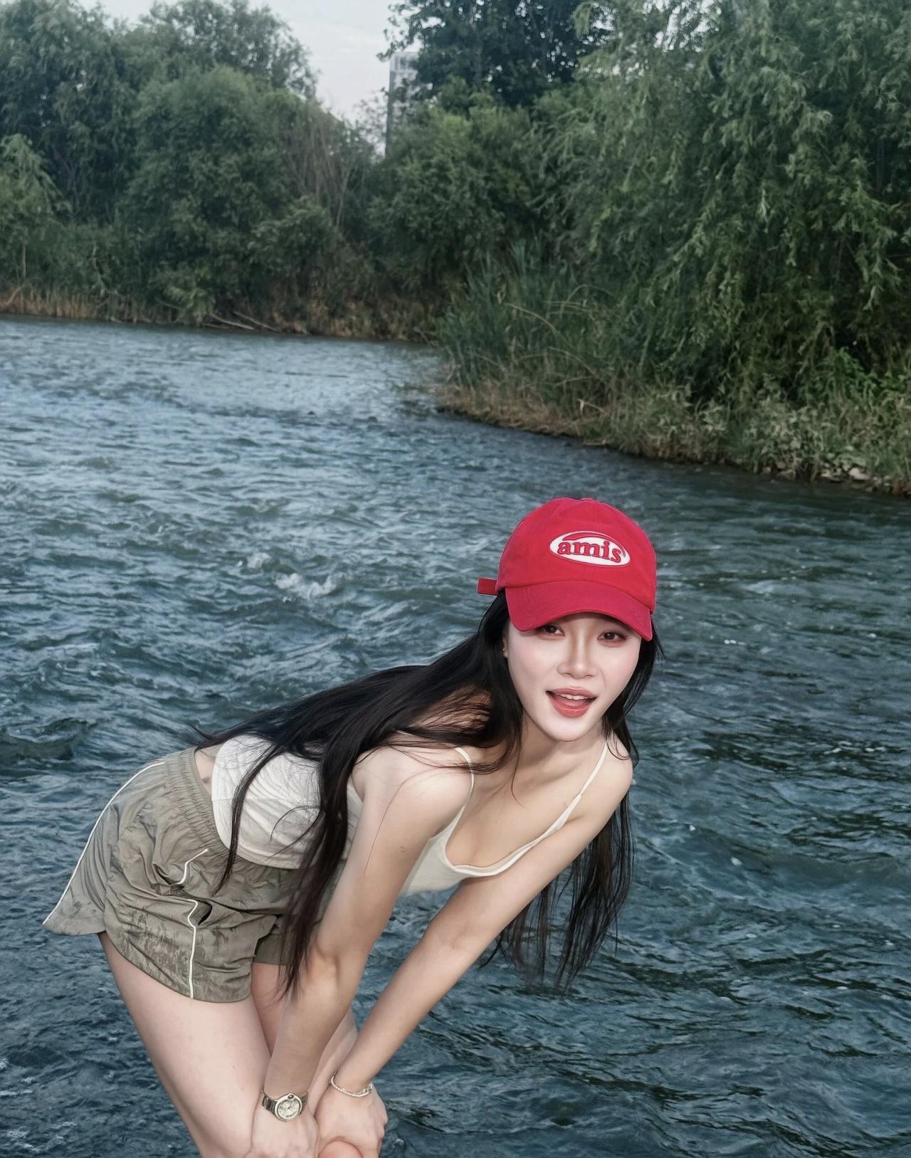 夏日河畔，青春洋溢，快来和我一起享受这份清凉吧！🌞🌊👒