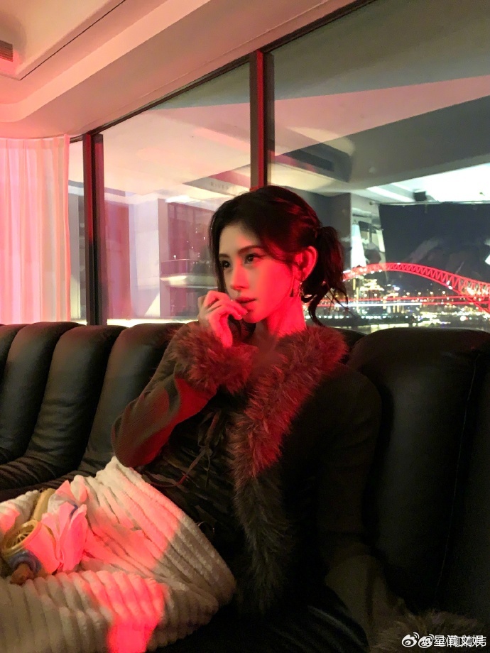 夜色下的鞠婧祎朦胧美求鞠婧祎拍照手机型号夜色与灯光相融，造就鞠婧祎这组朦胧美照片
