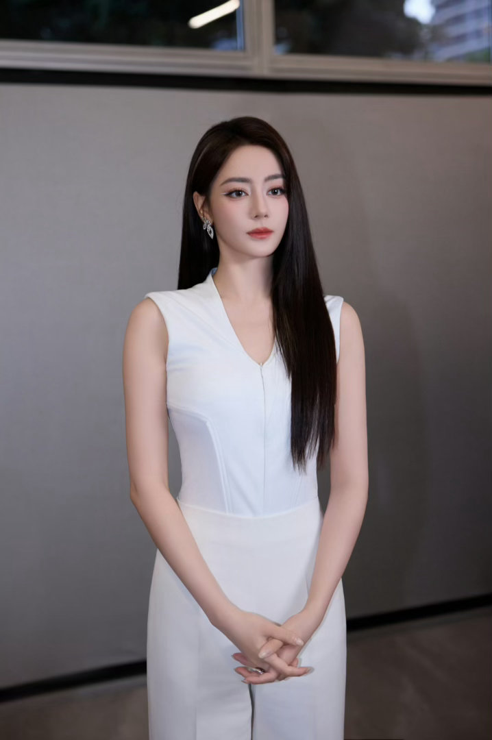 迪丽热巴进入电影圈的起点周星驰护航加上迪丽热巴的人气周星驰新作给到热巴优质电影资