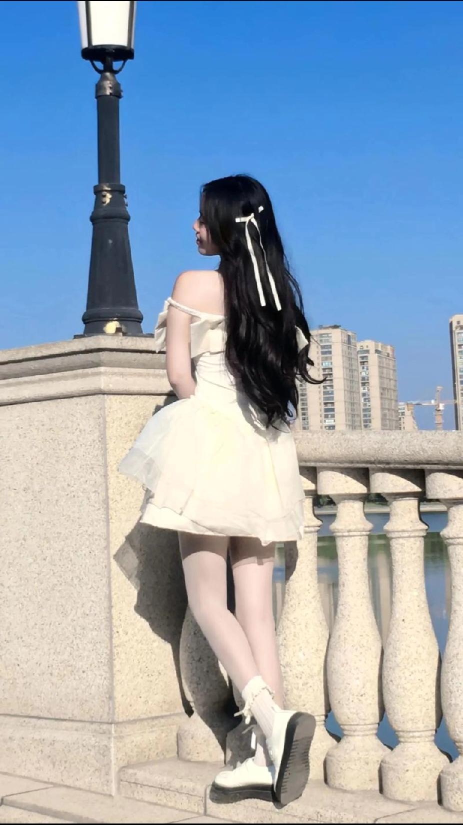 有次在外面排队买东西，在我前面隔几个人有位美少女，长发飘飘、亭亭玉立的。

她穿