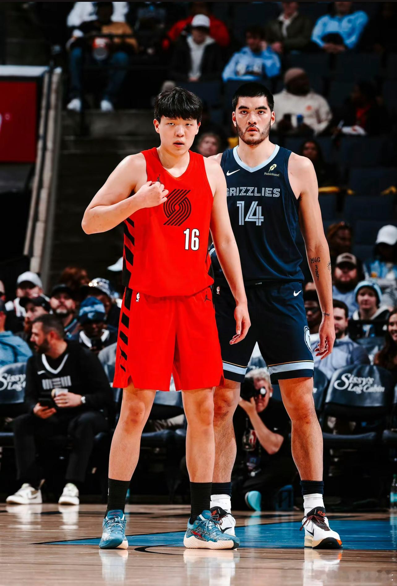 2025年12月8日NBA常规赛开拓者不敌灰熊的比赛中，杨瀚森迎来生涯首次首发，