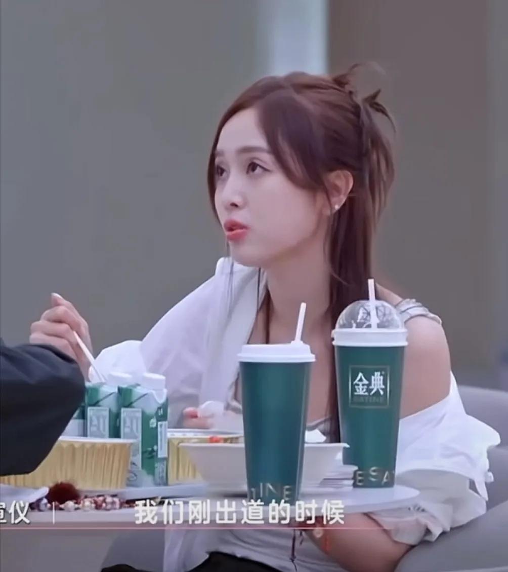 吴宣仪聊刚出道时的经历，一首歌要练半年，说：“我们刚出道的时候，我们练了半年，就