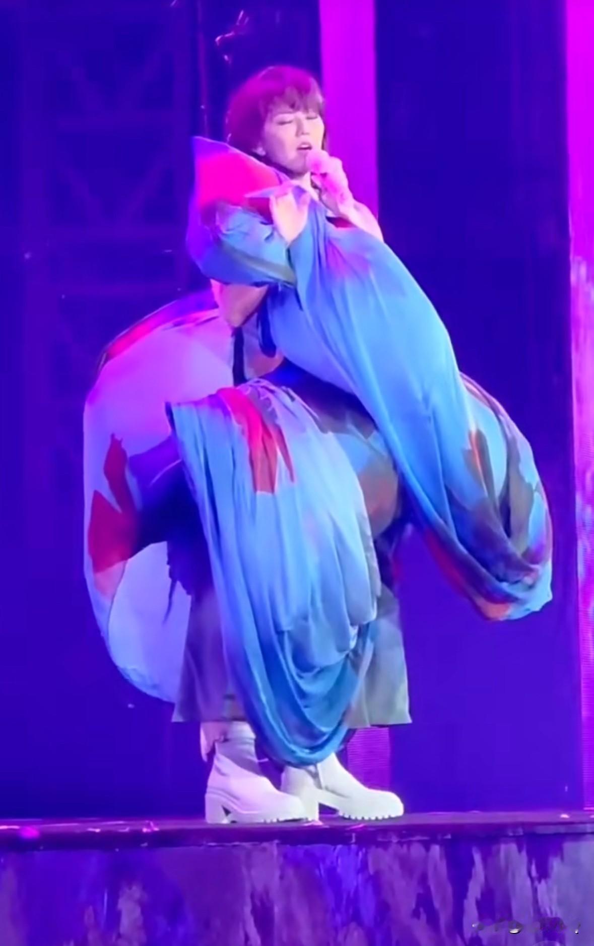 我真的要会孙燕姿演唱会设计师笑死，给天后身上整个好几个枕头，臃肿繁琐不说，关键还