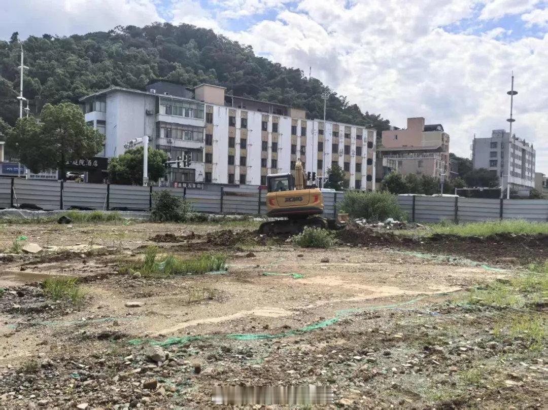 【长沙湘江新区闲置地长出108个车位】近日，走进湖南湘江新区望月湖街道荣华社区高