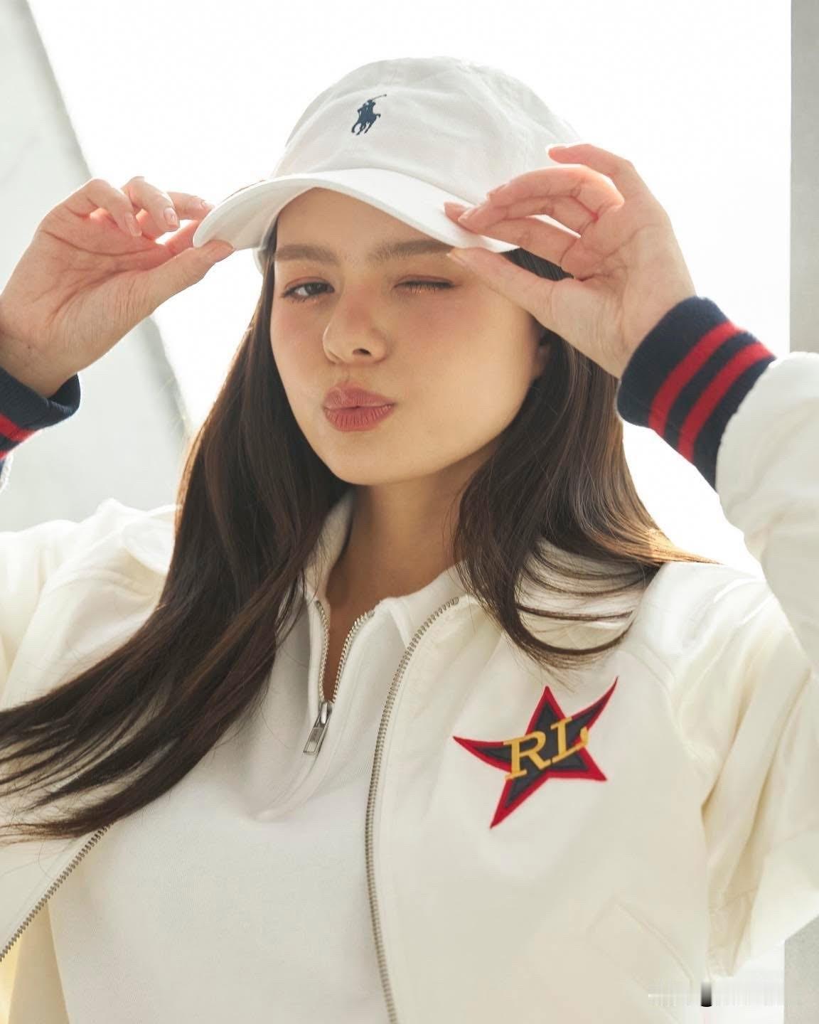 Becky的机场look。。Becky此程是前往北京参加29日的活动。。