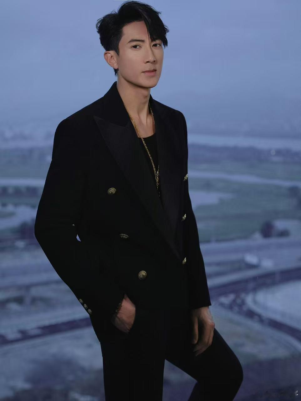 吴尊新中式造型出发巴黎男装周 温润如玉，翩翩公子！吴尊把新中式的内敛与优雅演绎到