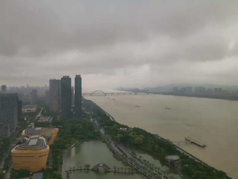 这两天杭州天气有点反常，冷得人们乱穿衣，昨晚路上有的人穿冲锋衣、夹克，有的人穿棉
