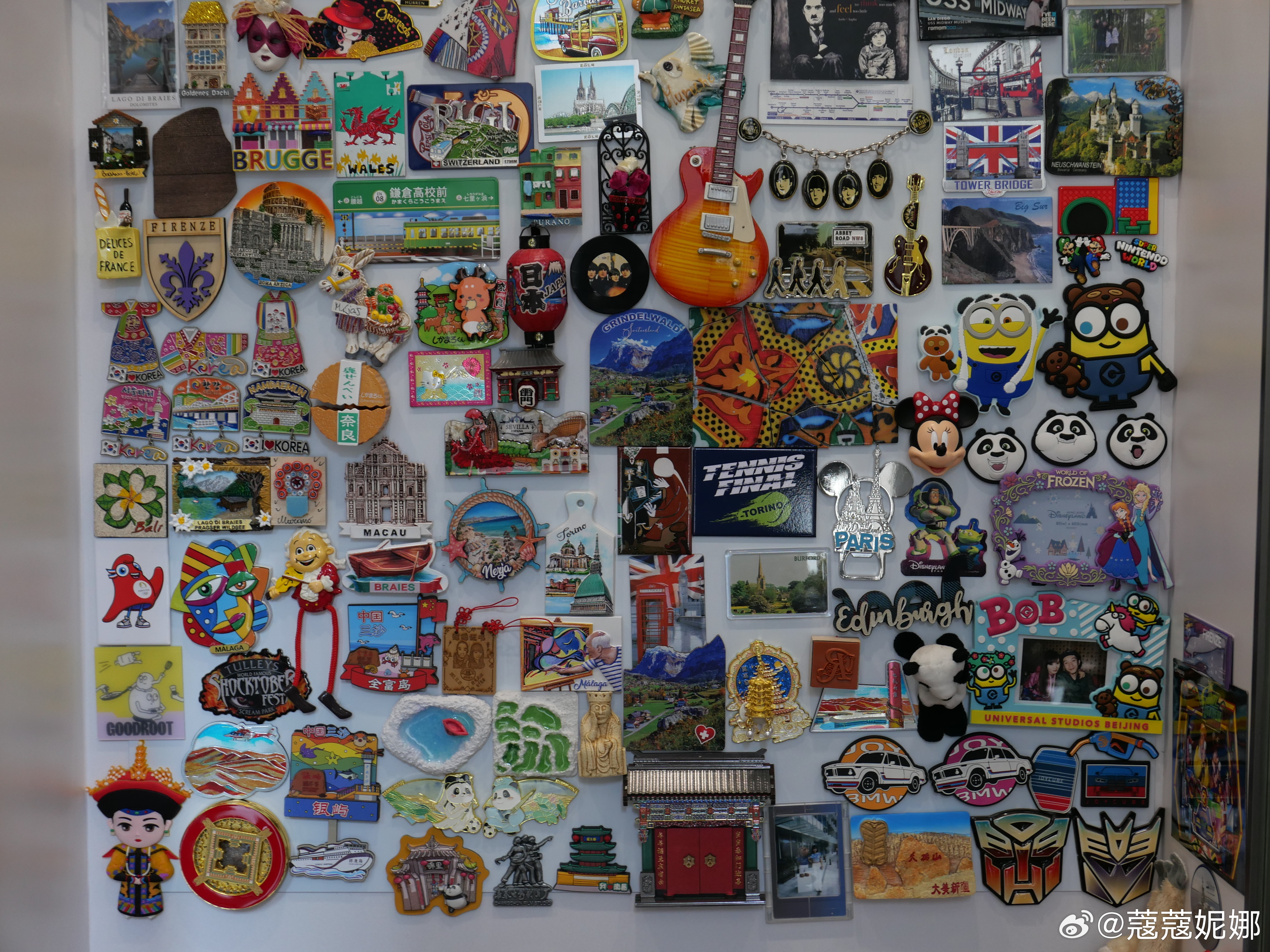 给冰箱贴搬家是一直头疼的问题一个是太多了，二是现在的冰箱面都吸不上了还好我是天才