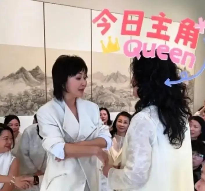 刘嘉玲品牌秀把张兰请成主咖，两人一碰头她就贴耳劝。

张兰最近被儿子隔空怼，又被