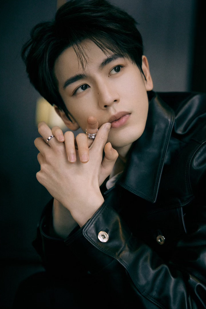 张赫凌谈曾经因质疑两个月不出门张赫凌曾经因被质疑两个月没出门 看到张凌赫这段过往