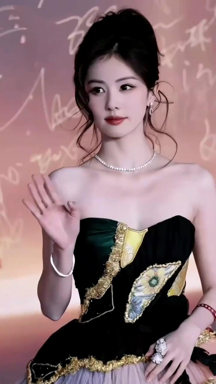 白鹿，五官精致，甜美度爆表[赞][赞][比心]娱乐 颜值 甜美