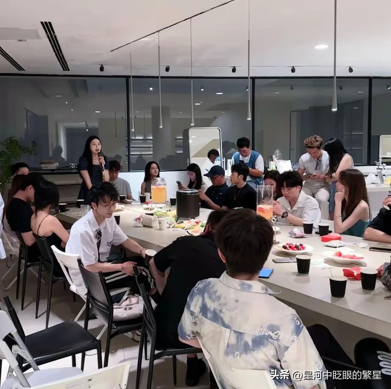 彩礼可以谈，婚检不能免。
杭州那场相亲会，男的集体放话了，谁让步谁是孙子。女的当