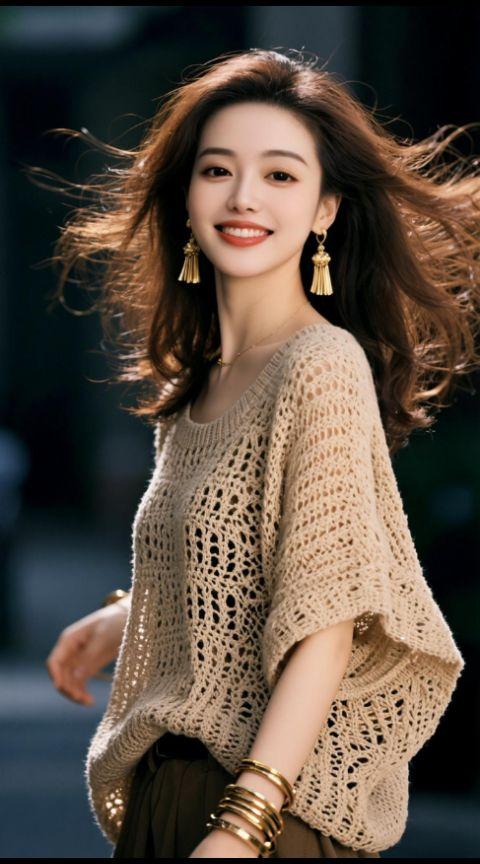 卷发随风笑意柔，金环叠腕韵难收。 闲来若把美衣瞅，吾家橱中好物留。 ...