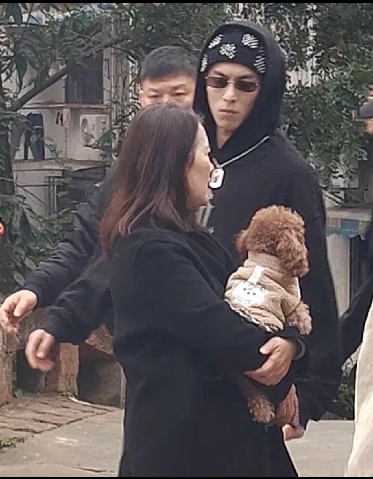 世子之争向来如此🤣这个河堤看到妈妈抱着仔仔的反应真的太好笑了！王鹤棣看到仔仔的