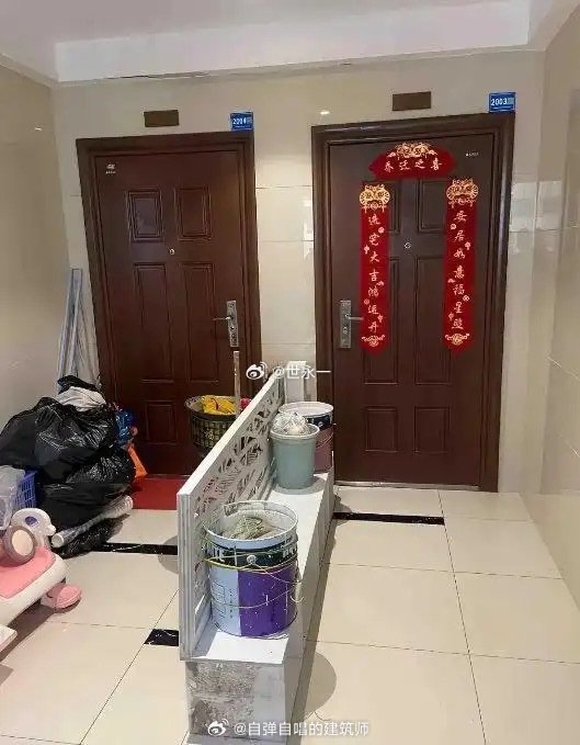 这种井水不犯河水的状况，就跟农村兄弟吵架，硬生生在院子中间隔出一道围墙来，是一样
