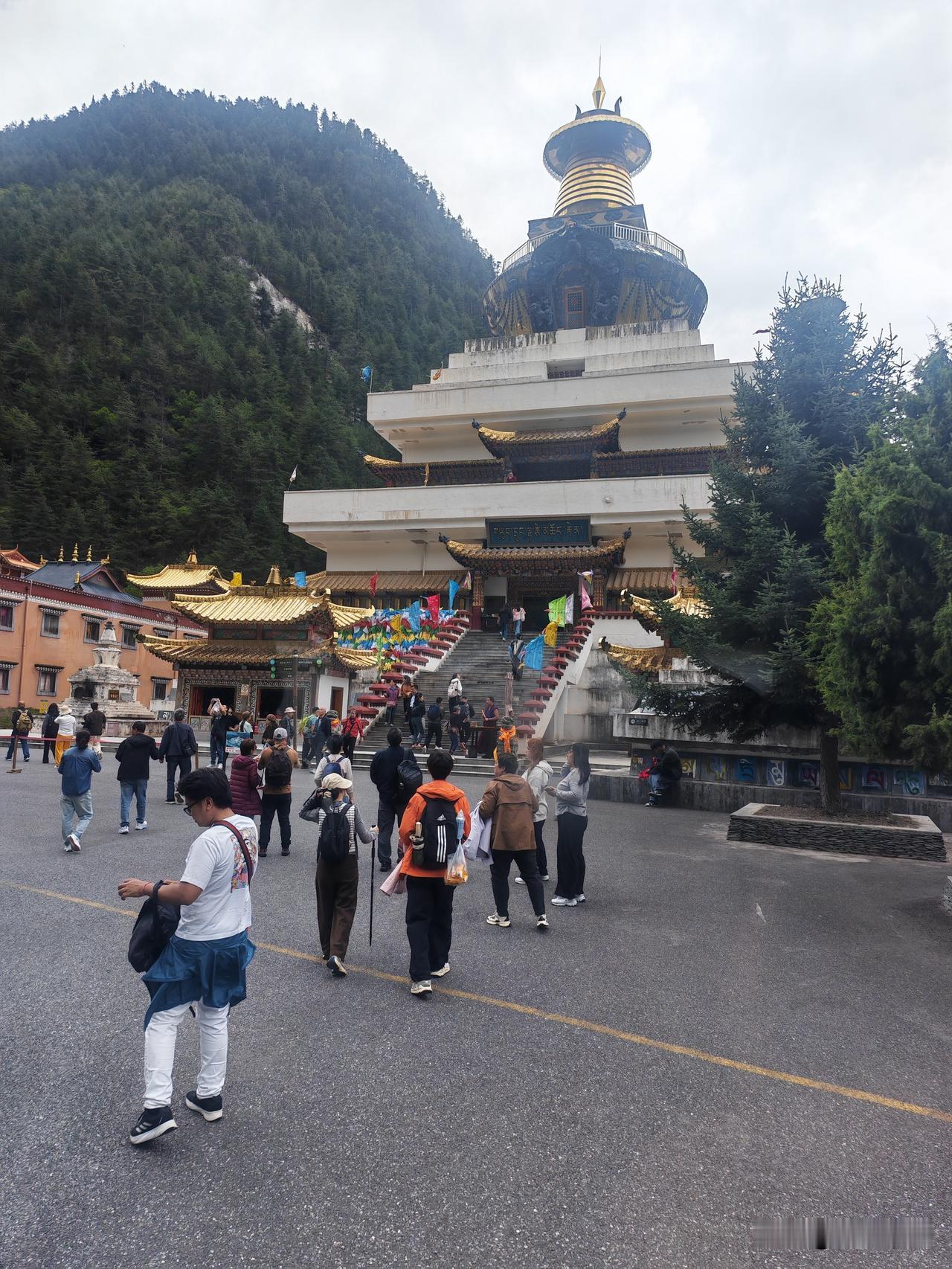 在沟口跟我们住一个小旅馆，妻子称她胡姐的女人，去九寨沟的时候一直和我们同行。她比