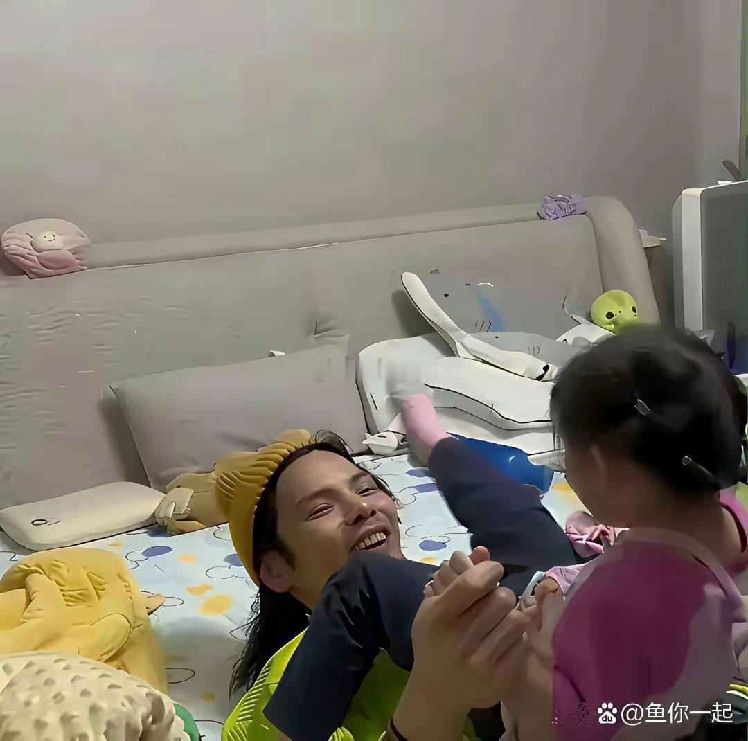 向佐每次发自拍，家里都乱得很夸张…真琢磨不透有钱人的日子，这反差也忒大了！ 