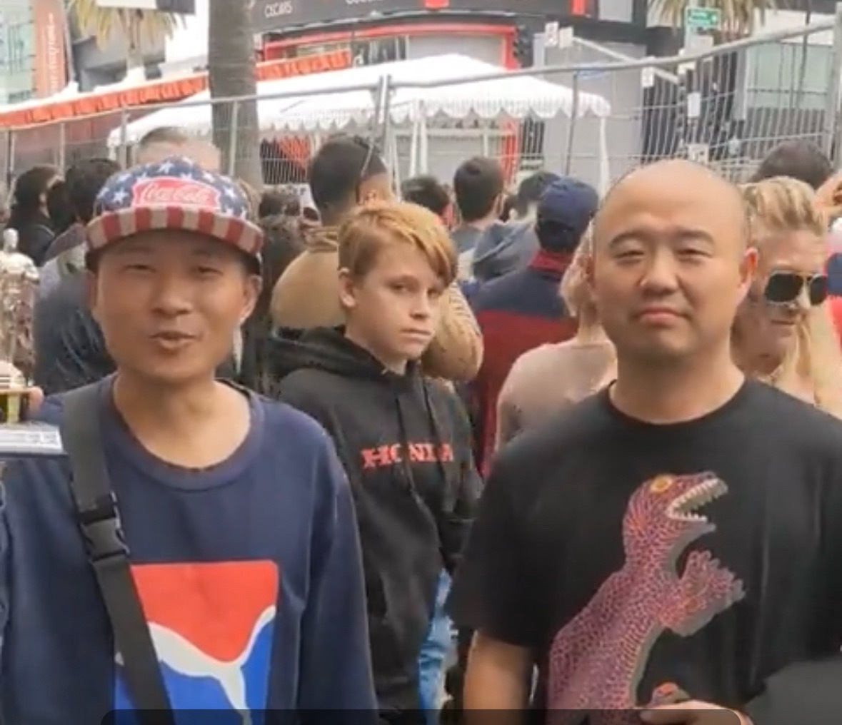 2023年的照片，甜甜圈和在餐馆杀牛蛙的王叫兽，一转眼，甜甜圈就成乞丐了，疯了，