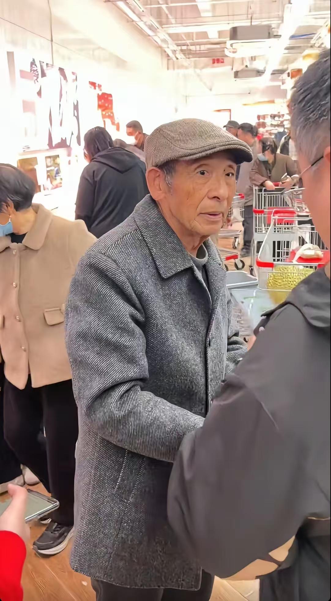 真正的富养从不是丢了根！
刘强东73岁父亲逛宿迁京东折扣店，直奔

食品区挑米面