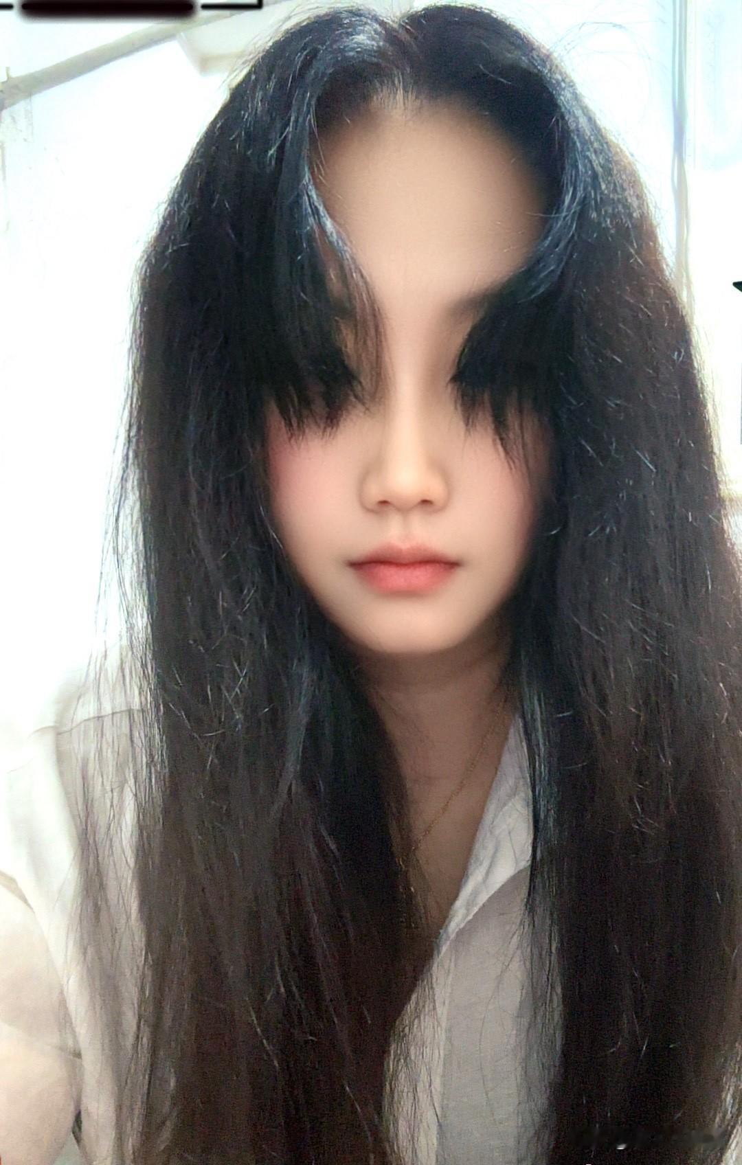 [发怒]
每洗一次头发我就在心里骂一次给我剪头发的这个“二椅子老托尼”。
这是给