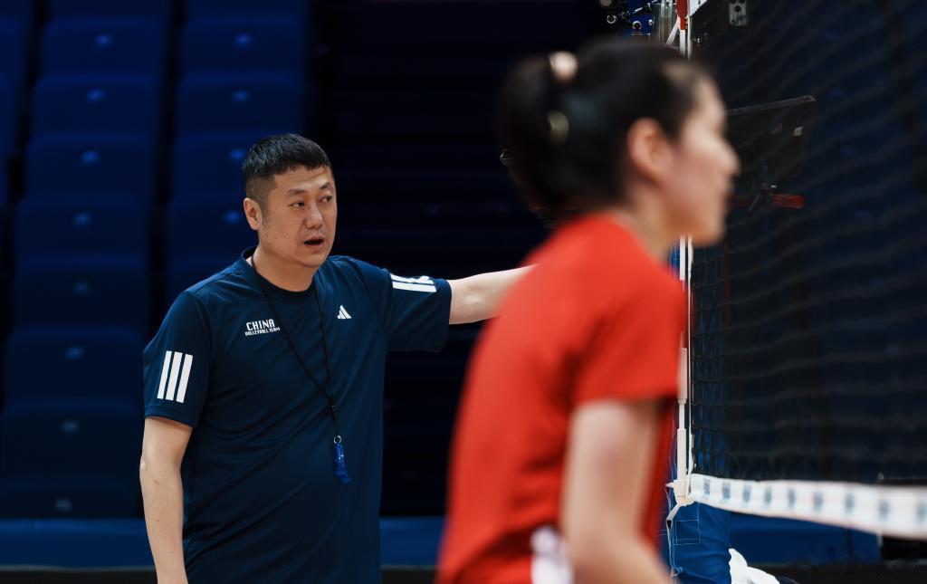 龚翔宇中国女排宇队鼓励年轻队员：“光脚的不怕穿鞋的”  　南京站是中国女排本赛季