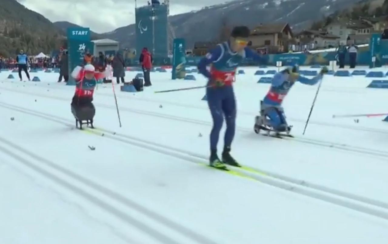 米兰冬残奥会的赛场上，中国残奥健儿在冰雪中奋勇拼搏。高山滑雪、越野滑雪、轮椅冰壶
