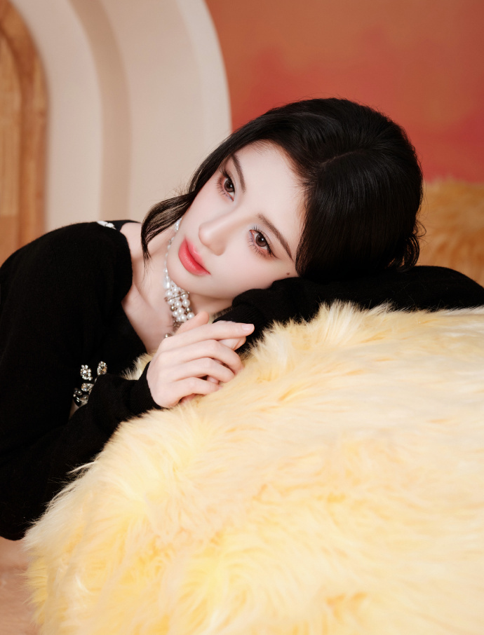 鞠婧祎一整个温婉住了 咱就是说，鞠婧祎这两天是颜值开挂了吧！今晚直播的韩系碎花装