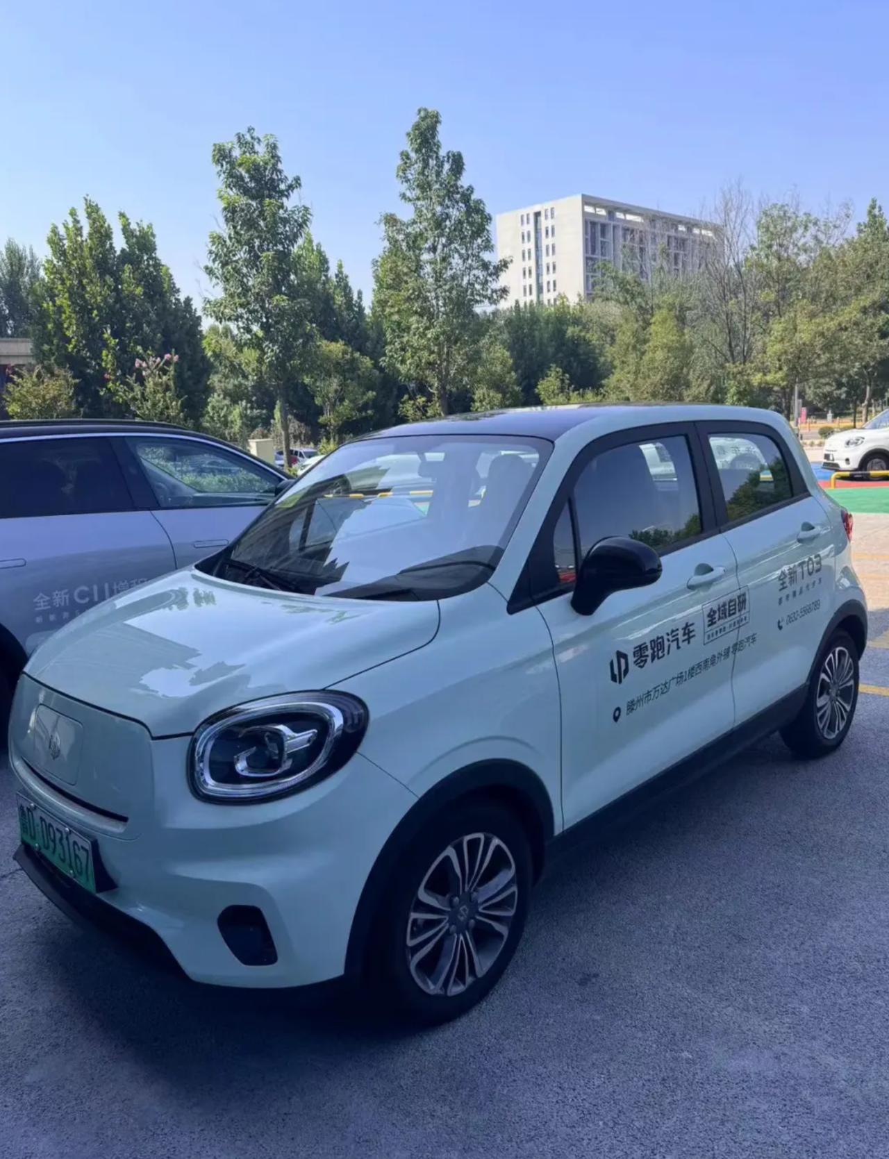 刚毕业那会手里揣着5w买代步车，差点被奇瑞QQ冰淇淋的马卡龙配色冲昏头。
结果试