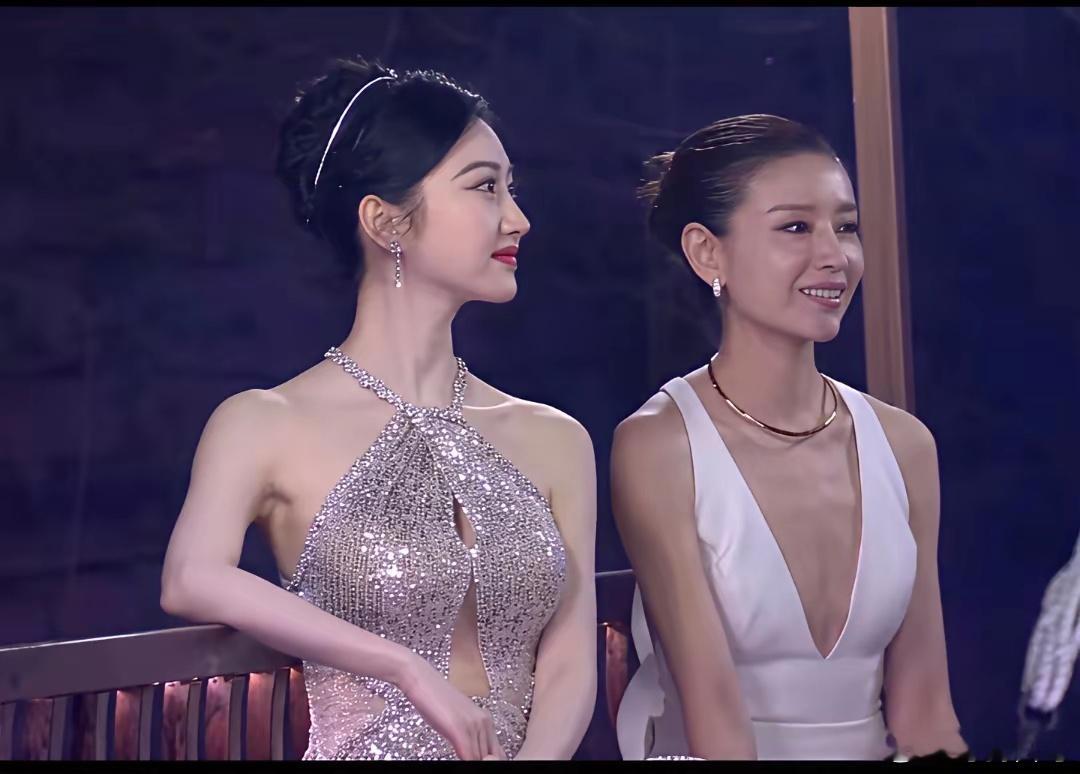 本来觉得董洁的身材比例已经很绝了没想到景甜的更绝 ​​​
