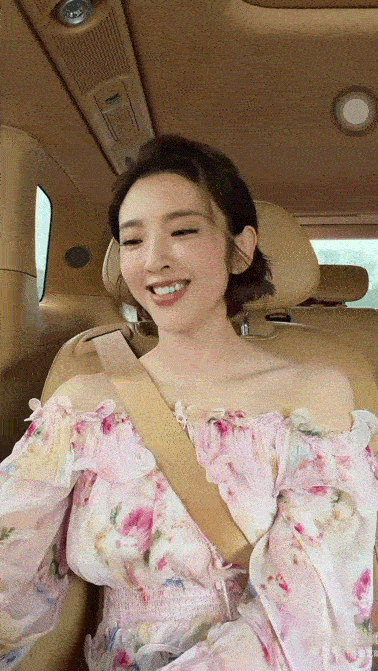 唐艺昕夸完自己就翻车 本来今天赶早班机困得睁不开眼，结果刷到这段直接坐起来，她翻