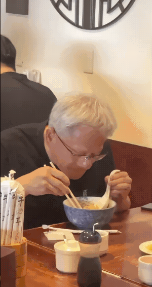 身价几千亿美元的华人首富黄仁勋居然跟普通 百姓一样，在小馆子吃牛肉面，而且吃得津