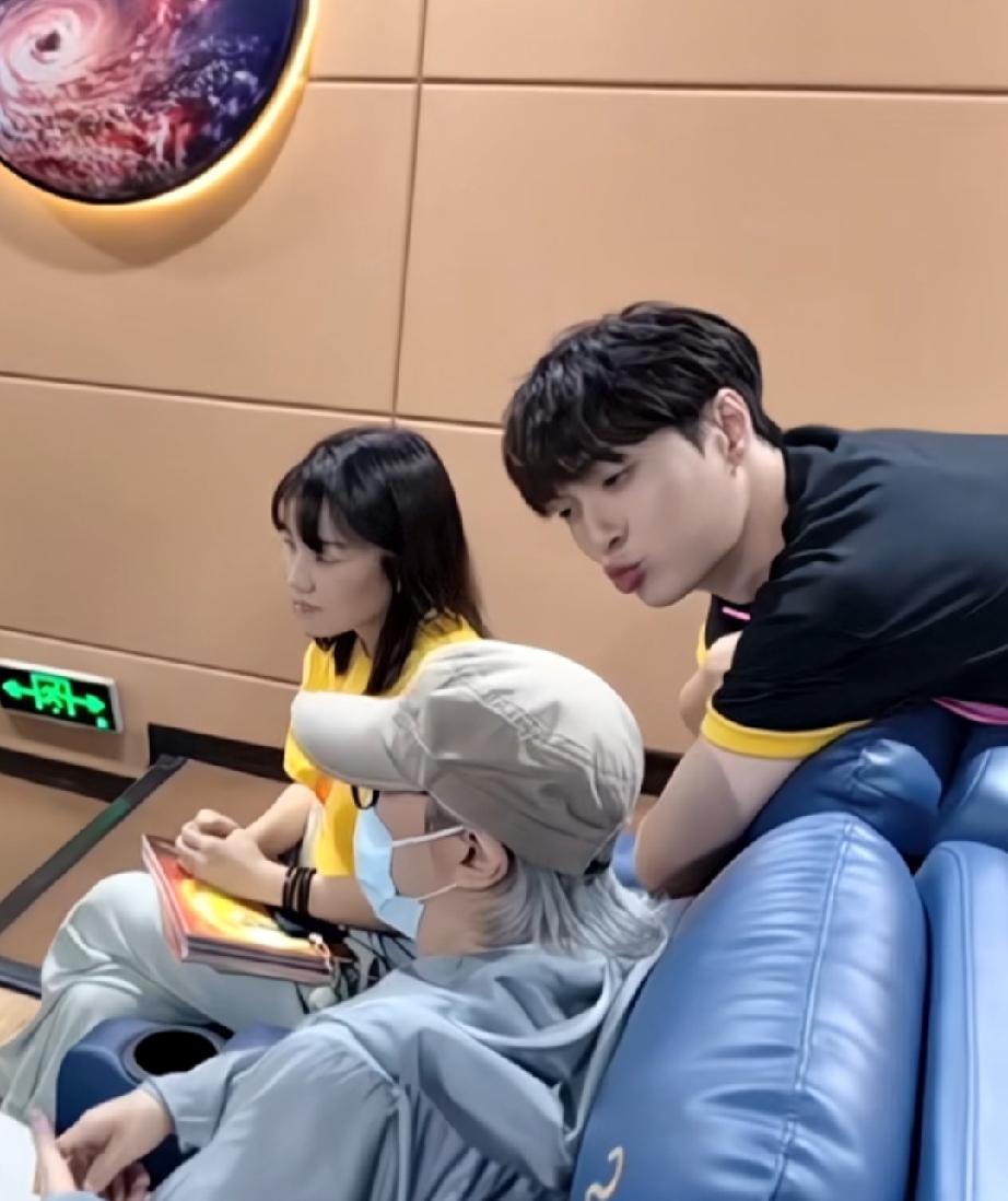 张艺兴给星爷一个亲亲，星爷后来还他一个

张艺兴这阵子是肉眼可见的幸福啊！能跟偶