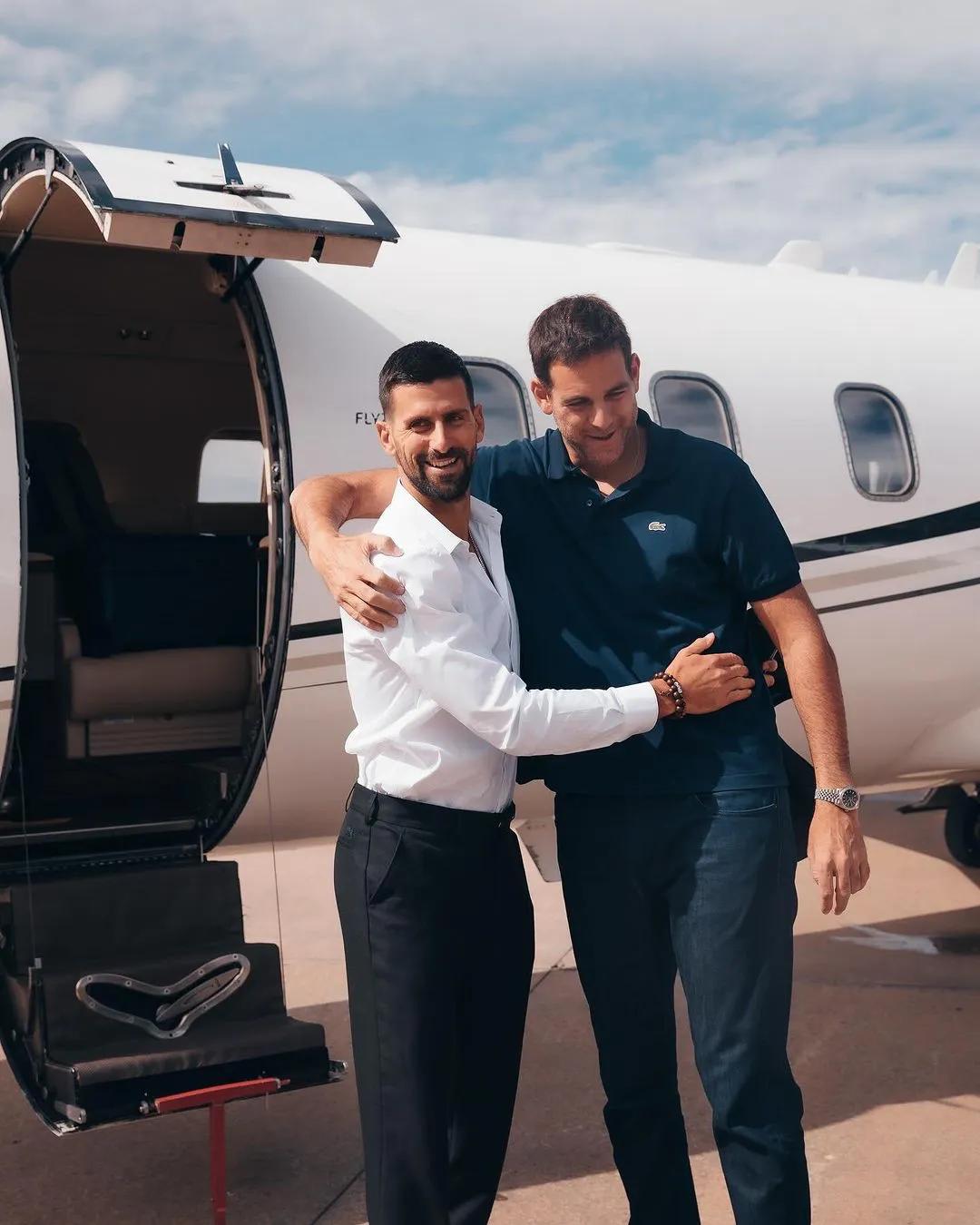 德约科维奇已经在阿根廷了，今天他有和大师兄德尔波特罗有一场表演赛。
足球王国热烈